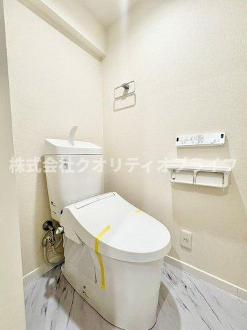 衛生的で年中快適に使用できる温水洗浄便座付きのトイレ空間。便座をいつでも清潔に保てるだけでなく、お掃除がしやすい形状になっており、日々のちょっとしたお手入れのストレスを大幅に軽減してくれます。