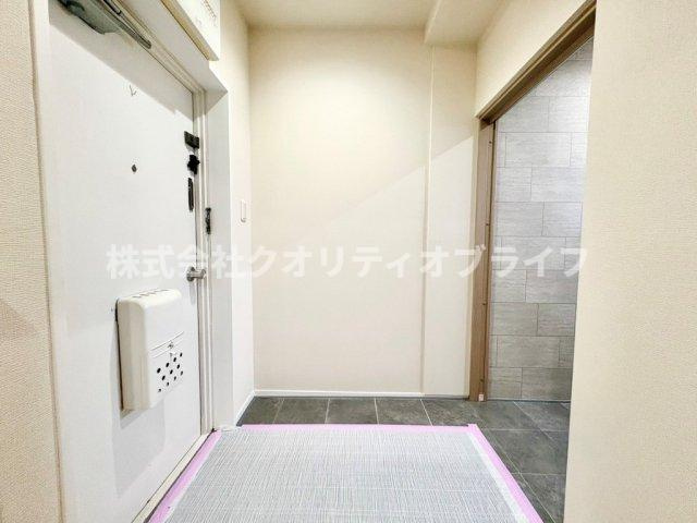 家族やゲストを心地よく迎え入れる、明るくクリーンな玄関スペース。無駄のないスッキリとしたデザインで、帰ってきた瞬間にホッと心が安らぐような、お家の顔にふさわしい爽やかな空間です。