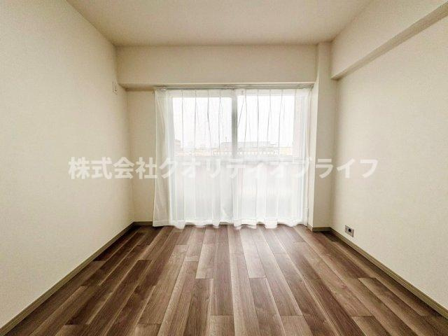 大型のベッドを配置しても圧迫感のない、ゆとりある広さを確保した洋室。1日の疲れをゆったりと癒す主寝室にふさわしく、落ち着いたインテリアで静かなプライベートタイムを演出できる快適な空間です。