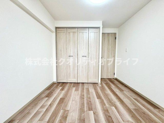 静かに集中できる環境が整った、衛生的で年中快適に使用できる温水洗浄便座付きのトイレ空。コンセント位置や照明にも配慮されており、お家時間をより豊かで生産的なものに変えてくれます。