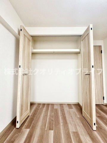 各居室に標準装備された使い勝手の良いクローゼット。ハンガーパイプや棚が設置されており、洋服や季節ものの荷物をすっきりと片付けて、お部屋の広さを有効に活用できます。