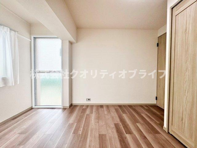使い勝手の良いクローゼットが標準装備された洋室。衣服や日常の荷物をすっきりと収められるため、余計な収納家具を置く必要がなく、お部屋本来の床面積を最大限に広く活用できるのが嬉しいポイントです。