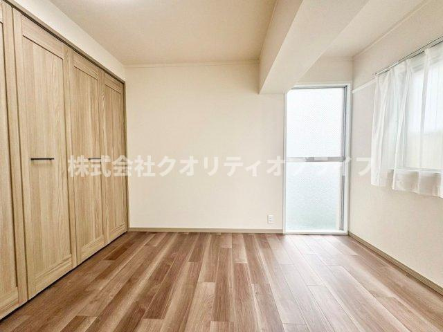 お洋服や季節ものの荷物をたっぷり保管できるクローゼットに直結した洋室。室内を常に生活感のない美しく整った状態にキープでき、毎日の身支度もスムーズにこなせる機能的な空間です。