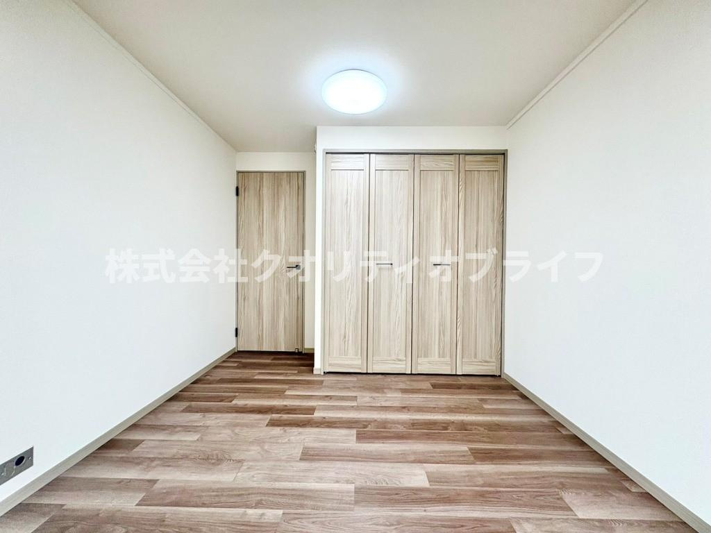 コンパクトながら使い勝手の良い洋室。衣装部屋としての納戸利用や、趣味の部屋、来客用のゲストルームなど、住まう方のライフスタイルやライフステージの変化に合わせてマルチに活躍してくれる一室です。