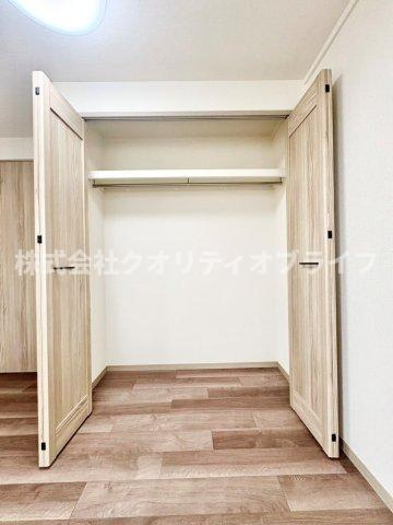 衣服だけでなく、スーツケースや季節物の家電まで丸ごと収納できるクローゼット。お部屋の中に余計な家具を置く必要がないため、空間を広く使えます。