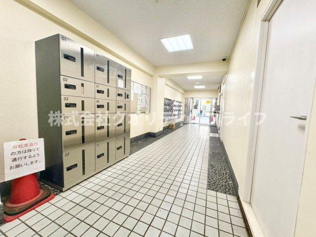 不在時でも荷物を安全に受け取れる便利な宅配ボックスを完備。共働きで帰宅が遅い方やネットショッピングを頻繁に利用される方も、再配達の手間なくいつでも荷物を受け取れる現代の必須設備です。