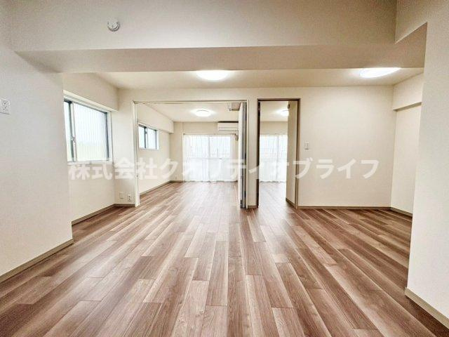 バルコニーに広く面した横長タイプのリビング。窓が大きいため開放感があり、ダイニングスペースとリビングスペースの家具の配置をスッキリと分けることができる間取りです。