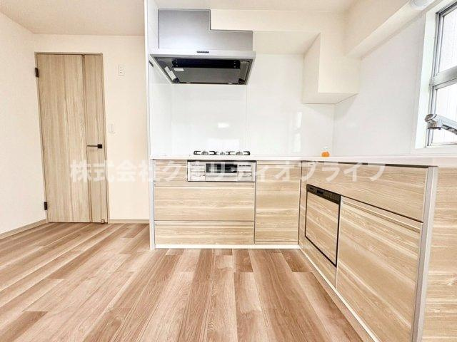 お部屋の大きな窓から差し込む自然光が優しく届く、明るく爽やかなキッチン。心地よい風も通り抜けやすく、調理時のにおいもこもりにくいため、いつでもクリーンで気持ちの良い空間をキープできます。