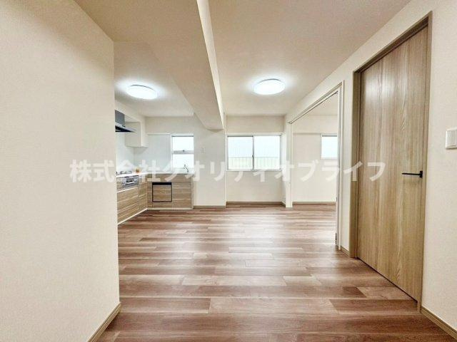 大きな窓から豊かな陽光が注ぎ込む、明るく開放感に満ちたリビング空間。日中は照明をつけなくても温かい光に包まれ、家族が自然と集まってゆったりと寛げる、住まいの中心にふさわしいお部屋です。