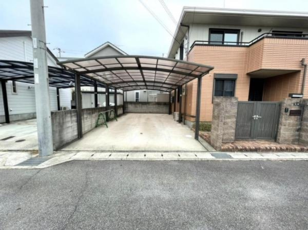 大型カーポート付きの駐車場です♪4台まで駐車していただけます。