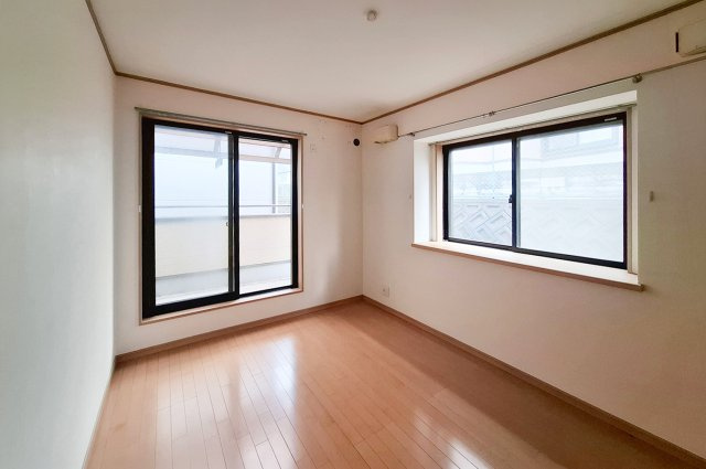 洋室2：約6帖の洋室。子供部屋や趣味部屋など多用途に活用できます。