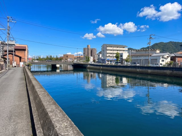 水辺ならではの開放感を感じられる住環境。中心市街地にありながら、ゆったりとした景色が広がるロケーションも魅力。徒歩や自転車で生活施設へアクセスしやすく、利便性と落ち着いた住環境を兼ね備えています。