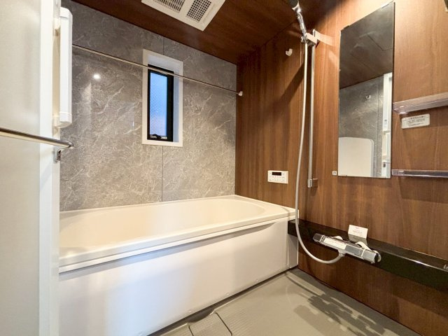 浴室乾燥機付きのバスルーム