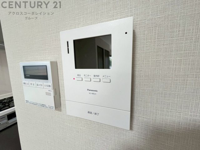 訪問者が来たときにテレビ画面で確認できるため、安心してドアを開けられます。録画機能があるものもあり、留守中に来訪者を記録しておくことができます。利便性が高く、セキュリティ面でも安心です。