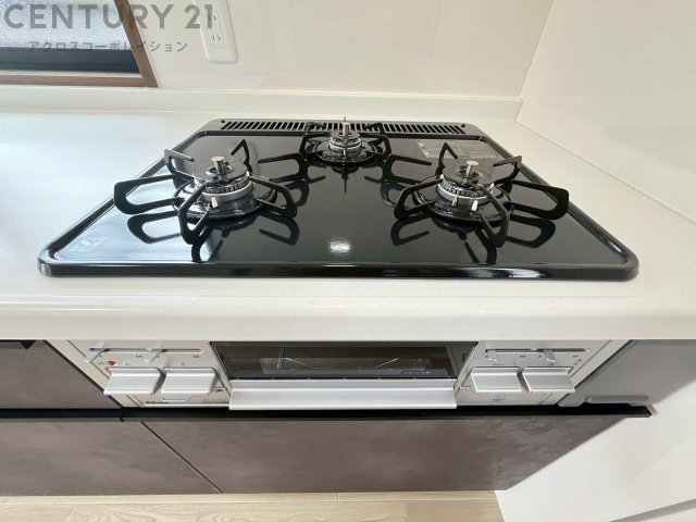 多数の調理器具を同時に使用でき、料理の効率化が可能。省エネで節約になり、様々な料理スタイルに適応できます。また、火力調整が独立しており、手入れや掃除もしやすく、今よりもっとお料理が楽しくなるかも。