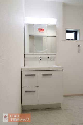 大きく使い勝手の良い三面鏡です。三面鏡の裏側は小物の収納に便利なキャビネット仕様です。