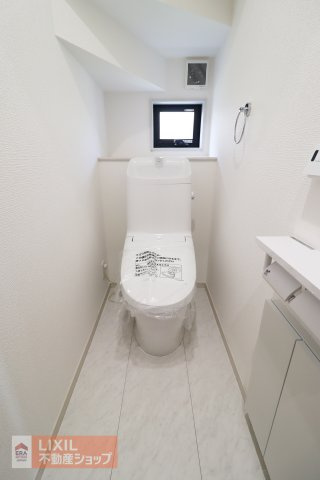 細かな温度調節ができ、清潔・快適に使用できる温水洗浄機能付トイレを採用しています。