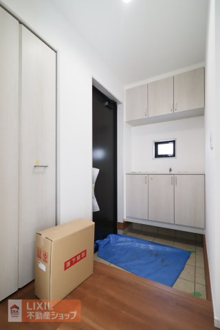 白を基調としたスタイリッシュな玄関。シューズクロークを完備するなど実用性も高いです。