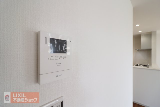 モニター付きインターホンです。玄関まで行かずに訪問者の姿を確認できるだけでなく、防犯にもつながるとても便利なアイテムですね。