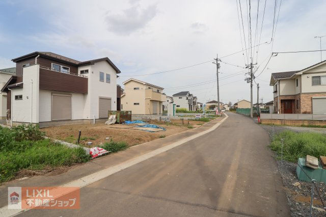 前面道路の現地完成写真です。ゆとりのある道幅や楽々駐車など、現地でご確認ください。