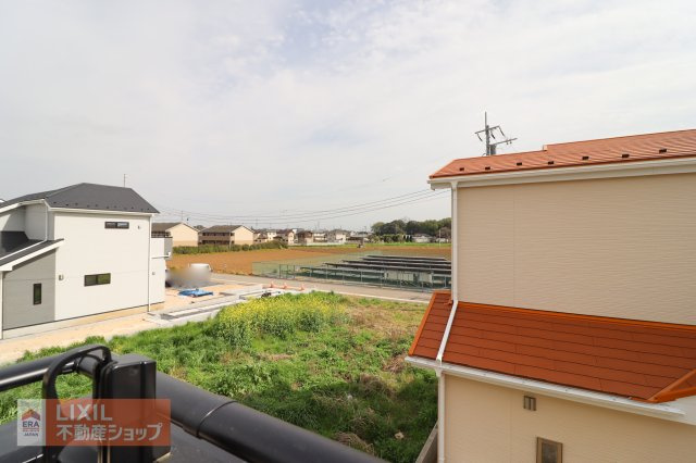 バルコニーからの眺望です。バルコニーで青空をあおぐひと時は、暮らしのちょっとしたスパイスです。