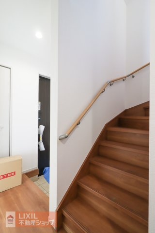 階段は手すり付き・折り返し設計。安全性の確保はもちろんのこと、住む人にとって上りやすく不便を感じない造りです。