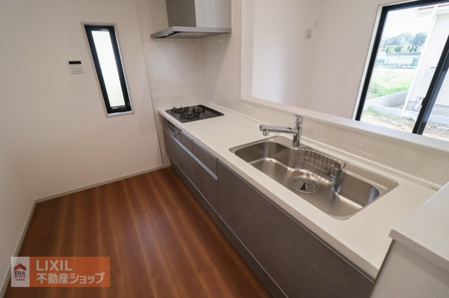 家族でのコミュニケーションがとれる対面型システムキッチンです。横一列にシンクとコンロをまとめたシンプルな形です。