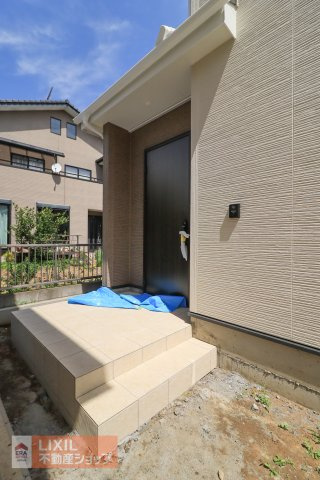 無駄な飾りがなく玄関ドアと窓のみでまとめられて印象的なデザインが目を引きます。