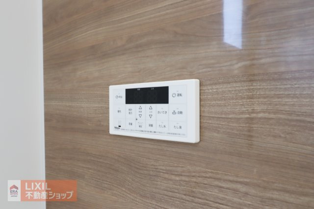 オートバスリモコンです。スイッチ1つで一定量の湯を浴槽に張ったり、保温や追い焚きをすることができるシステムが付いています。浴室以外からでも楽々操作が出来ます♪