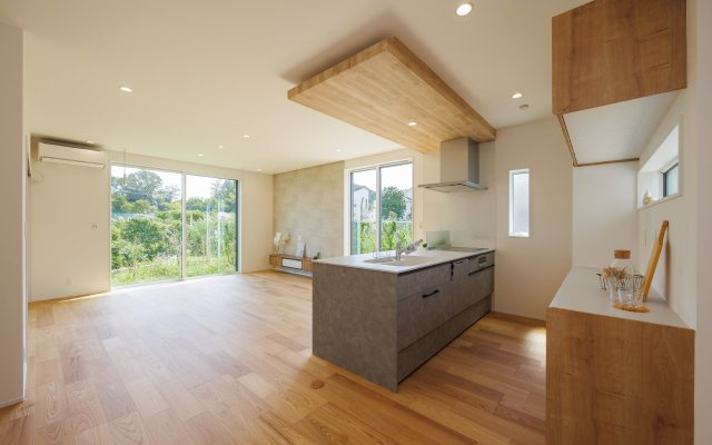 【施工事例】緑豊かな立地を生かした住まい。大きな開口を二面に設けて明るい大開放空間が実現