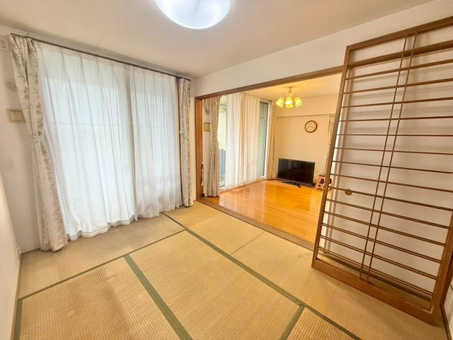 リビングの隣に和室がありお昼寝等ゆっくり過ごせます。
