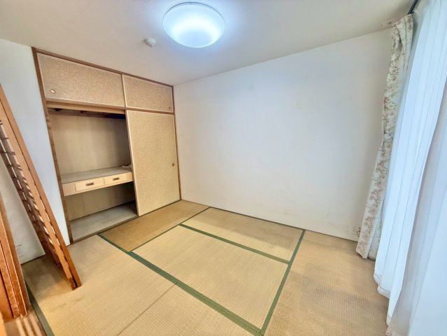 押入に布団等収納でき便利です。