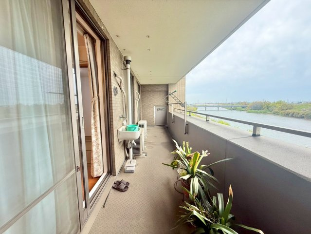 広いバルコニーで洗濯物は沢山干せます。