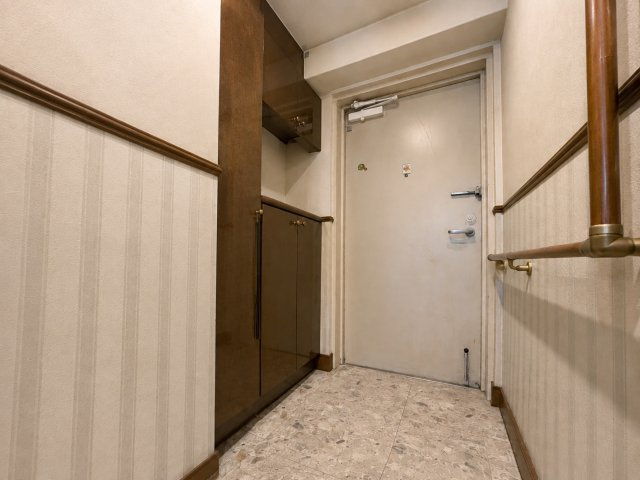 清潔感があり落ち着いた印象の玄関スペース。シューズボックス付きで靴をすっきり収納できます。