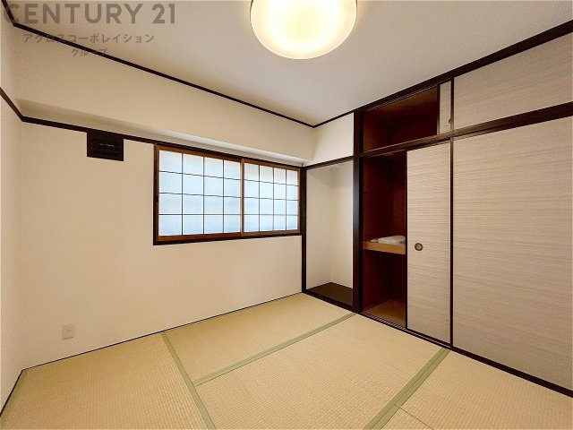 来客時の寝室や家事スペースなど、多目的に使える和室。畳ならではの柔らかさと調湿性で、季節を問わず快適に過ごせる便利な一部屋です。　