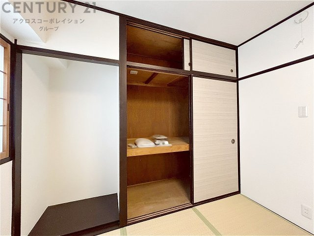 押入れは季節の衣類、寝具などを収納できます。伝統的な美しさと実用性が融合し、収納物を保護する調湿・換気効果があります。使い方によっては書類や小物なども効果的に整理でき空間を有効活用できます。　