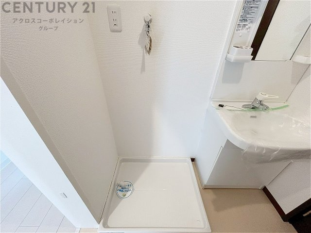 洗濯物の仕分け作業がしやすく、整理整頓が容易になります。洗濯音や湿気を他の部屋に持ち込まず、生活環境を快適に保ちます。上部を活用すれば収納スペースを確保でき洗剤や洗濯用品の整理もしやすくなります。　