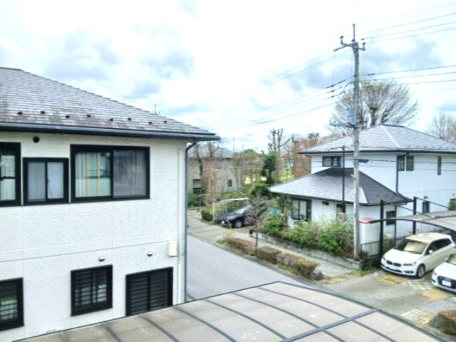 【建物からの眺望／現地写真】バルコニーからの景色です。隣接した建物との間隔が広く、日当たり良好です。