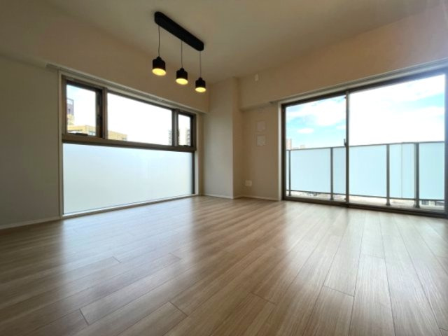 2面採光のお部屋は、日中は照明がいらないほど、明るい光が射し込みます。　