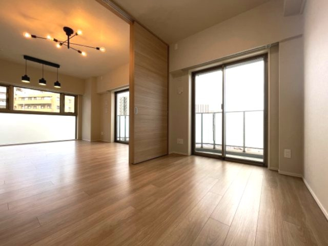 LD横の洋室は、扉を開けて解放感ある空間に。　