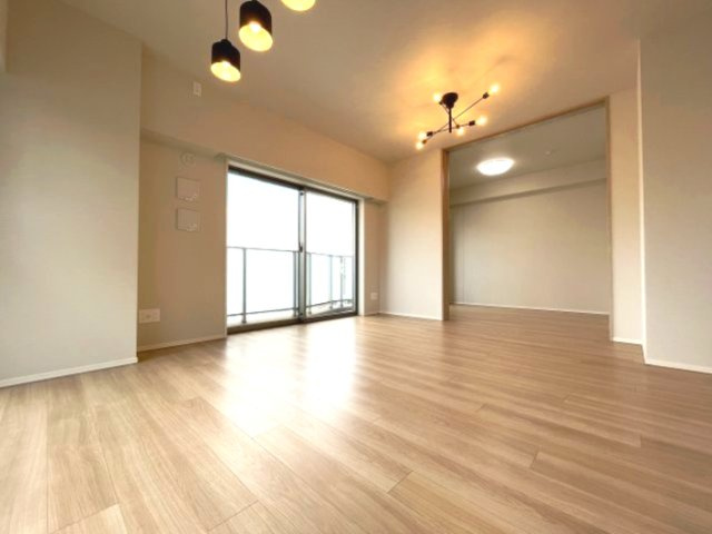 広々としたLDKは、隣接するお部屋の扉を開けて、さらに解放感ある空間に。　