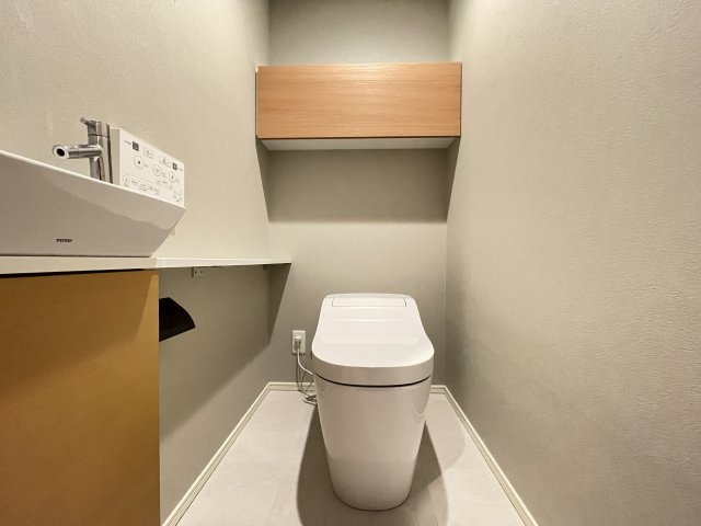 温水洗浄便座付きの清潔感あるトイレは、落ち着いた空間に。　