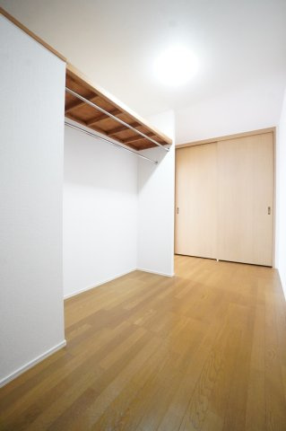 大きい荷物も入るウォークインクローゼット！広々としたスペースで書斎や趣味部屋としても利用できます☆