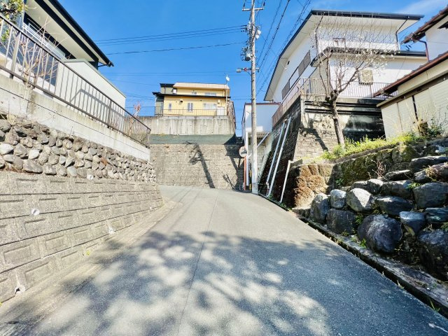 車通りの少ない前面道路。