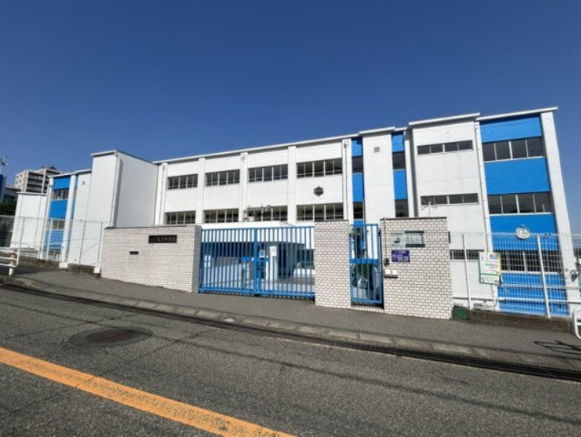 塩屋中学校まで徒歩約27分（1700ｍ）