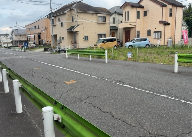 土地の面積＝住宅面積ではありません。建ぺい率の問題などで、土地のある場所によって住宅を建てられる面積は限られています。高さもしかり、「土地」という言葉の中には、建築条件も含まれると考えておきましょう。