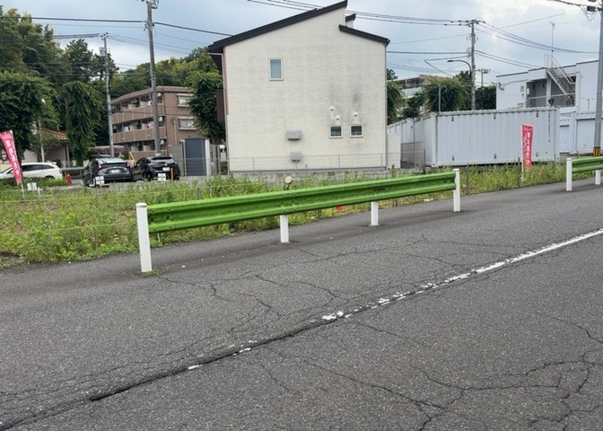 土地の前の道路に消火栓が設置されていることがあります。この場合、道路交通法第45条第1項により、駐車禁止の場所が指定されています。そのため、車庫などの駐車スペースをつくることができない場合があります。