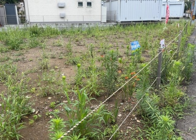 現地に行くなら、物件の周囲の地形がどうなっているかを見ることも大切です。周辺より低くなっている土地では、大雨などで水が集まりやすいため、地盤が弱くなっているということも考えられるため、注意が必要です。