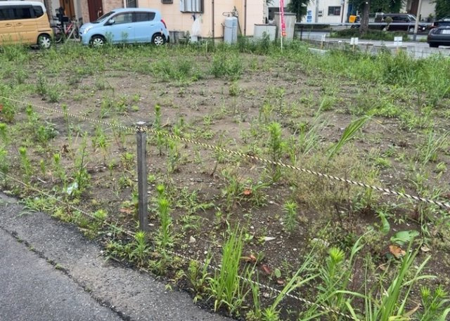 土地購入を検討されている場合、境界杭がない状態で購入してしまうと境界確定測量をする必要があり、費用がかかります。購入の前に、売主、隣土地所有者立ち合いのもと境界を確定し境界杭を設置するのがベストです。