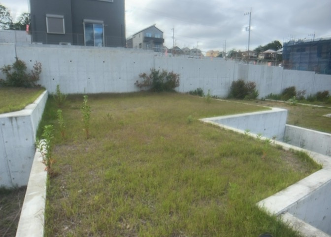 土地の形が極端に長細かったり、狭小地、あるいは道路との高低差がある傾斜地だった場合、後々売ろうとしても買い手がつかない場合もあります。後々、売却することになった時に価値の下がらない土地を選びましょう。